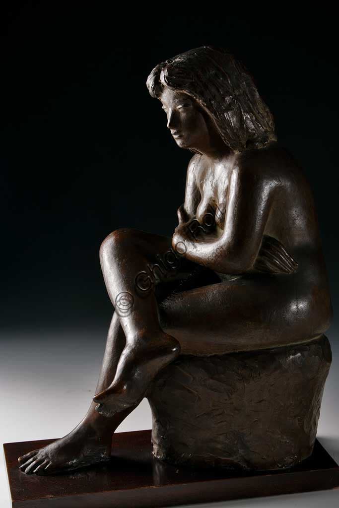 Scultura in bronzo Donna seduta dell'artista italiano Ivo Soli, Collezione Assicoop - Unipol