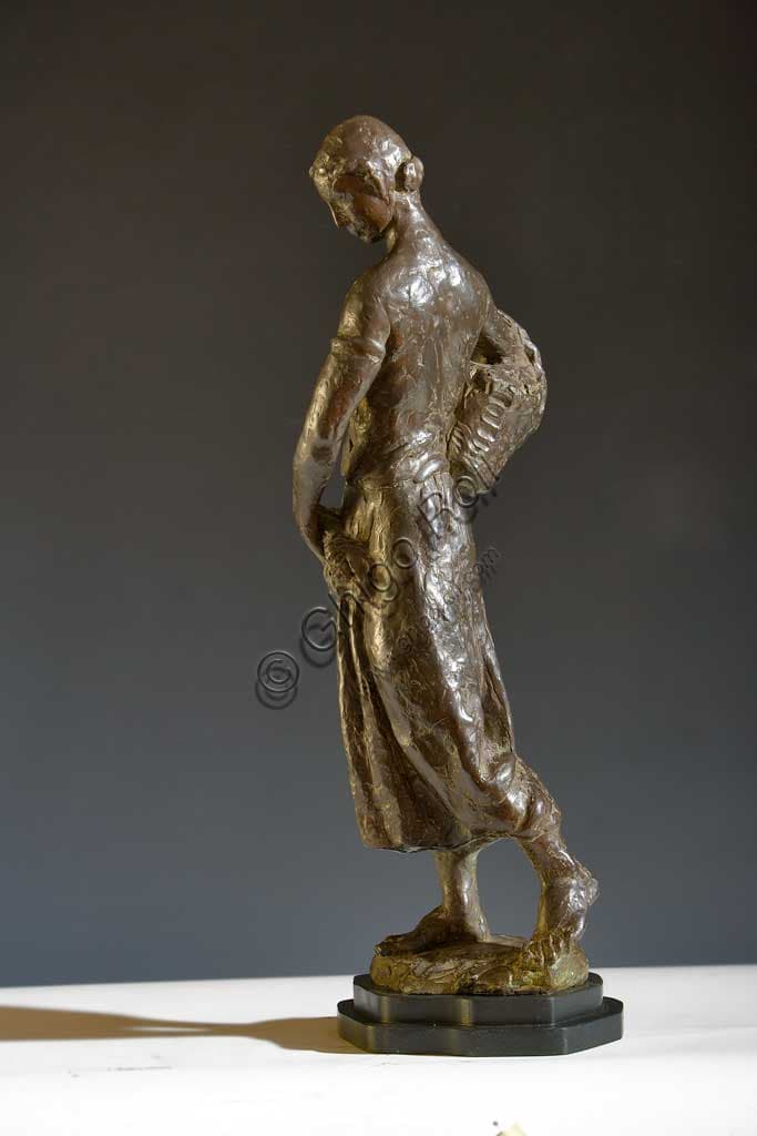 The Greengrocer bronze sculpture by Italian sculptor Giuseppe Graziosi, Assicoop-Unipol Collection