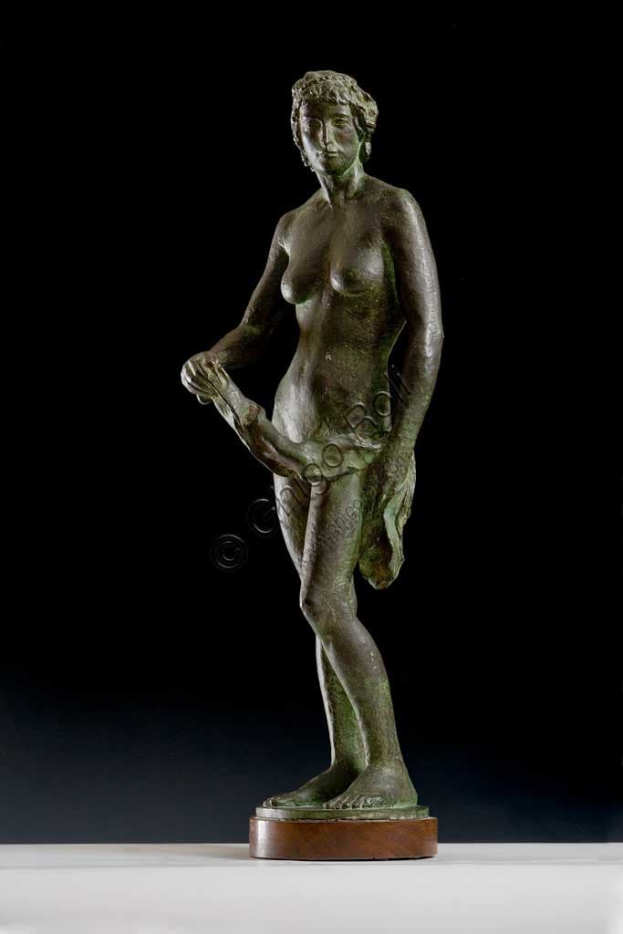 Bronze sculpture L'acquoiola by Dante Zamboni, Assicoop-Unipol Collection, height 68 cm