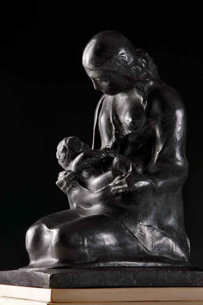 Scultura in bronzo fuso Maternità dell'artista italiano Ubaldo Magnavacca, Collezione Assicoop-Unipol