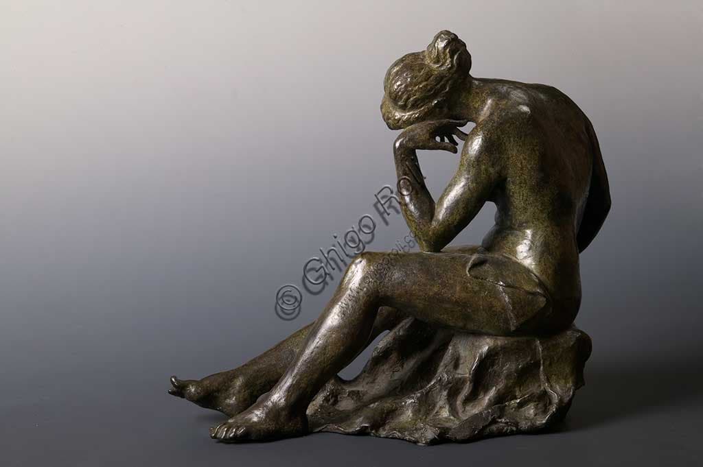 Bronze sculpture Resting Female Nude by Renzo Baraldi, Assicoop-Unipol Collection, artistic detail
