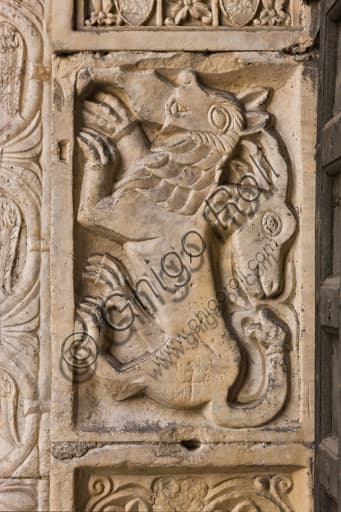 Scultura della Chimera romanica, stipite sinistro portale San Giovanni Battista, Duomo di Genova
