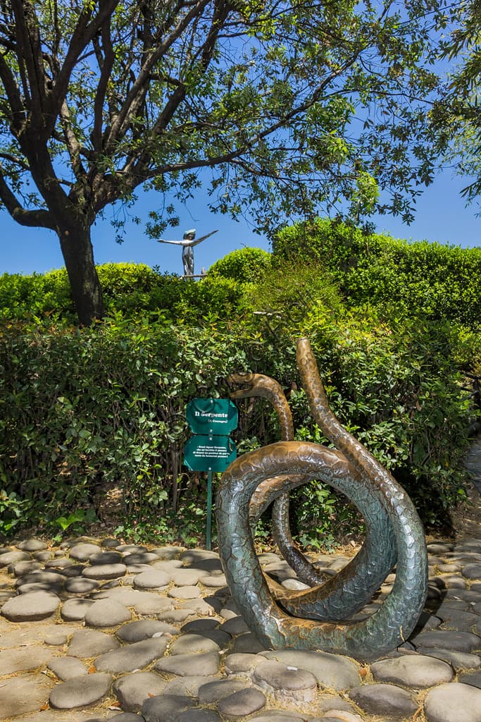Scultura contemporanea Il Serpente in bronzo e acciaio di Pietro Consagra nel Parco di Pinocchio a Collodi