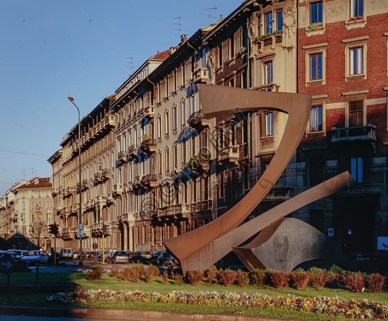 Scultura di arte contemporanea installata in Piazza Conciliazione a Milano, Lombardia, Italia