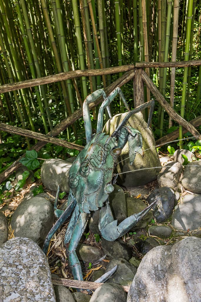 Scultura Il Granchio di Pietro Consagra in bronzo e acciaio al Parco di Pinocchio