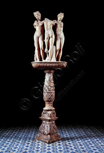 Scultura de Le Tre Grazie in marmo, arte romana, nella Libreria Piccolomini del Duomo di Siena, Toscana