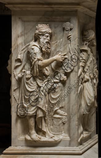 Scultura in marmo di Re Davide che suona la cetra di Guglielmo Della Porta, Cappella di San Giovanni, Duomo di Genova