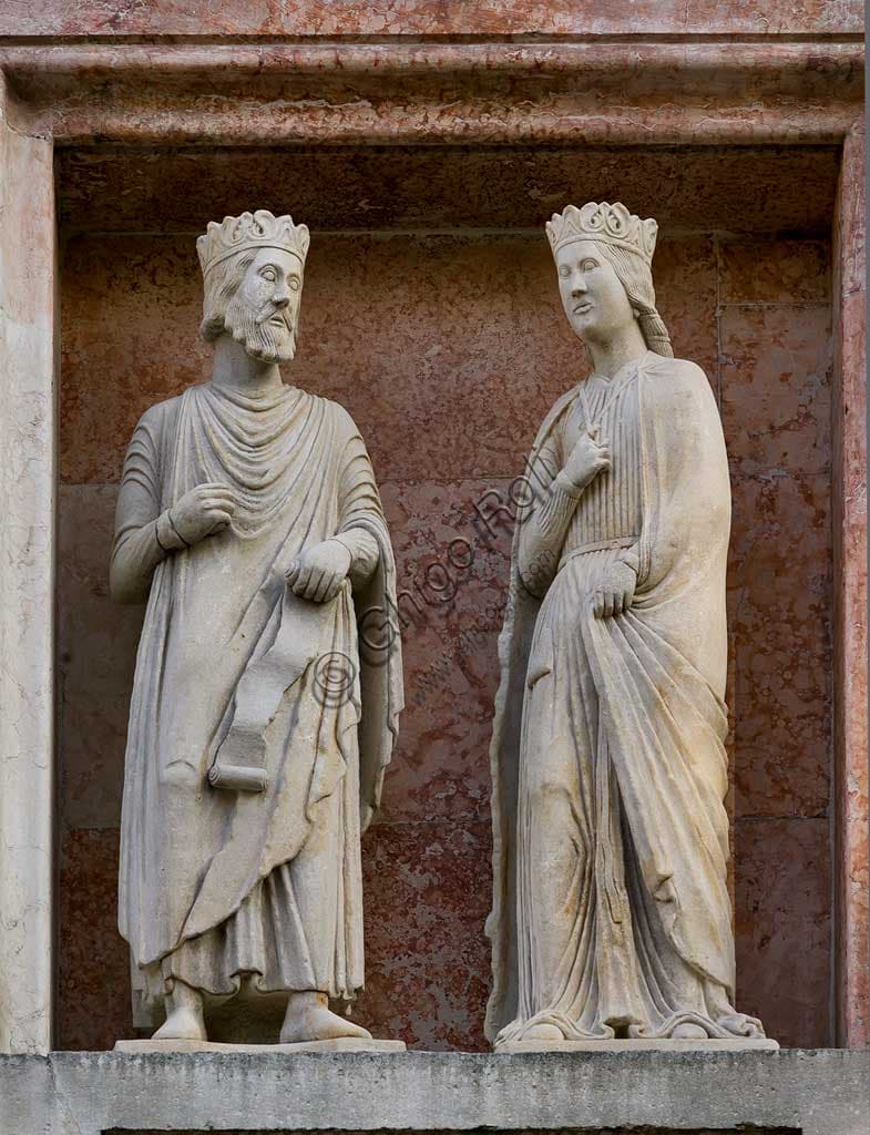 Scultura in marmo di Re Salomone e la Regina di Saba, opera di Benedetto Antelami nel Battistero di Parma