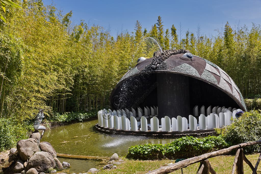 Scultura del grande Pescecane realizzata da Marco Zanuso nel Parco di Pinocchio, Paese dei Balocchi