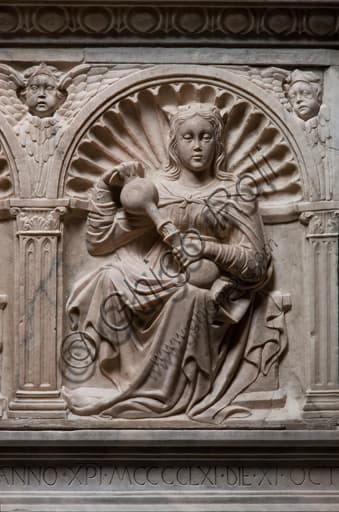 Scultura in marmo della Temperanza, particolare del monumento funebre a Giorgio Fieschi di Giovanni Gagini, 1461, nel Duomo di Genova