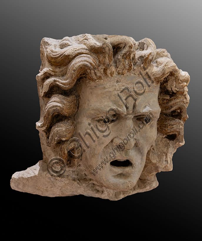 Scultura raffigurante una testa umana, dettaglio formale e stilistico