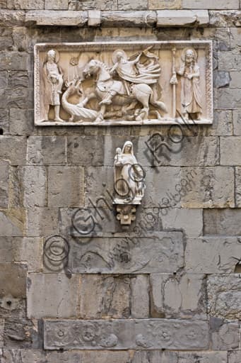 Sculptures south side St. Lawrence Cathedral Genoa: St. George and Madonna with Child