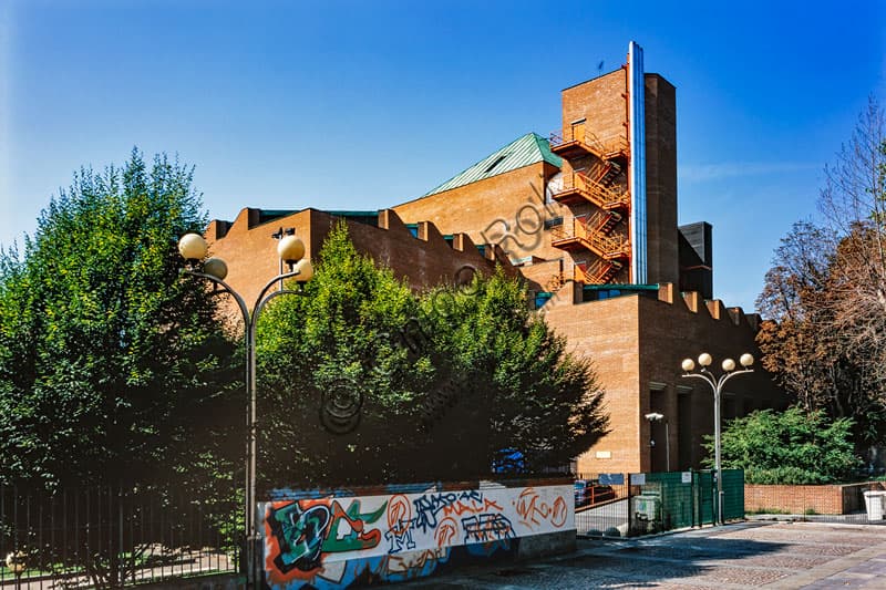 Edificio della sede del Piccolo Teatro Strehler a Milano in Largo Greppi, architettura teatrale