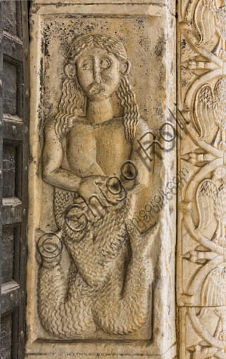 Scultura romanica della Sirena sul portale nord del Duomo di San Lorenzo a Genova