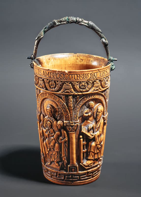Situla in avorio di Gotofredo del 979, Tesoro del Duomo di Milano, con Vergine ed Evangelisti