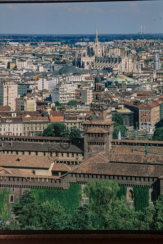 Veduta panoramica dello skyline di Milano dalla Torre Branca con il Castello Sforzesco in primo piano