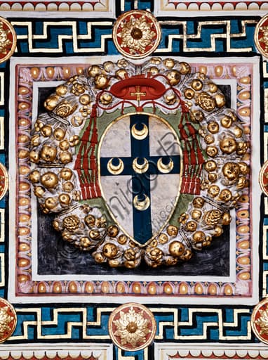 Stemma del Cardinale Todeschini Piccolomini circondato da ghirlanda, soffitto Libreria Piccolomini del Duomo di Siena, opera di Lorenzo Mariano Fucci detto il Marrina (1502-3)