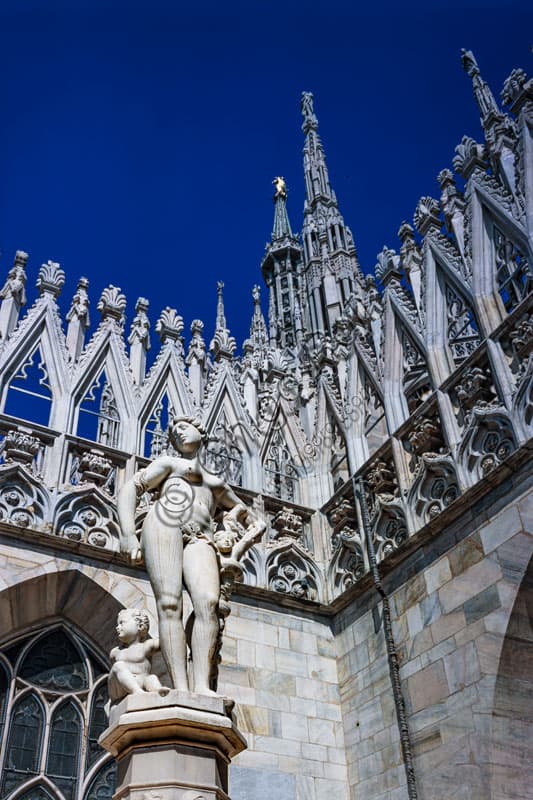 Statua di Eva, dettaglio scultoreo sulle terrazze absidali del Duomo di Milano