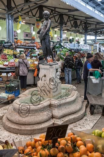 Bronze sculpture Girl with Fruit Basket by Giuseppe Graziosi, Albinelli Market Modena Italy