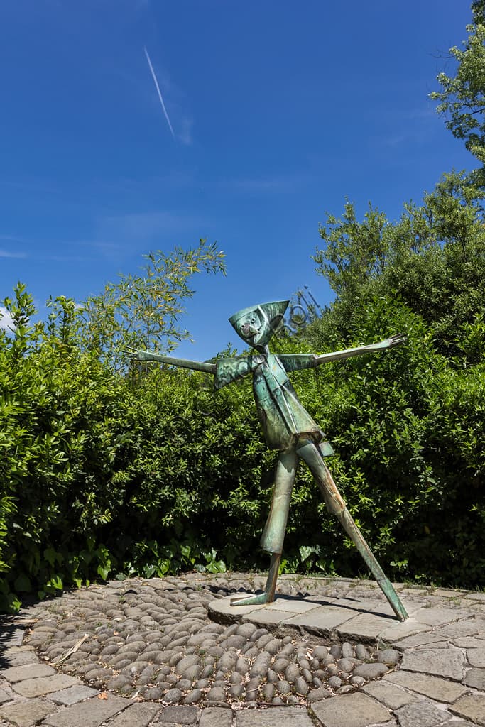 Statua in bronzo e acciaio di Pinocchio che saluta di Pietro Consagra nel Parco di Pinocchio, Paese dei Balocchi