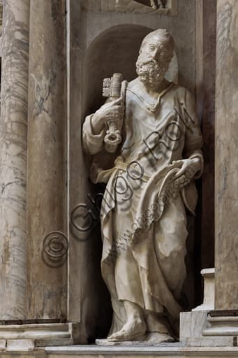 Statua di San Pietro, scultura marmorea del Monumento Cybo, Cattedrale di San Lorenzo a Genova