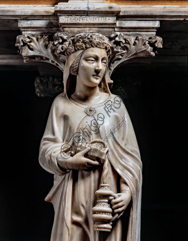 Statua della Temperanza, virtù cardinale che miscela acqua e vino, dettaglio dell'Arca di San Pietro Martire in marmo di Carrara, Basilica di Sant'Eustorgio Milano