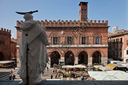 View of Piazza del Comune in Cremona with the Ferretti statues on the Bertazzola Porch in the foreground