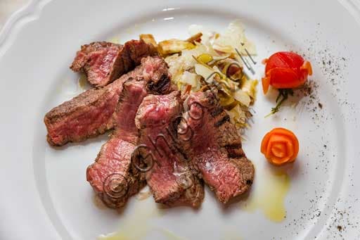 Tagliata di manzo con carciofi, piatto tipico toscano del ristorante La Botte di Bacco a Radda in Chianti