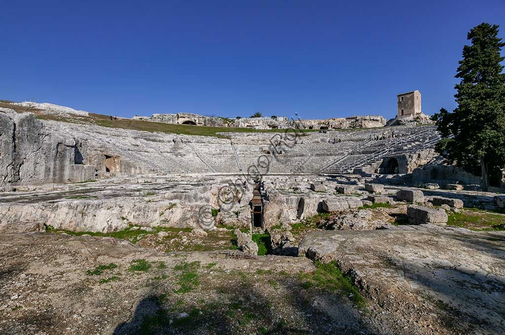 Veduta panoramica del Teatro Greco di Siracusa all'interno del Parco Archeologico della Neapolis