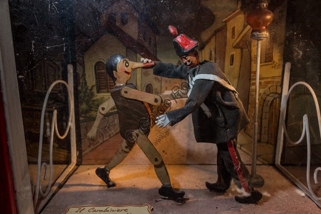 Scena meccanica animata di Pinocchio e il Carabiniere nel Parco di Pinocchio a Collodi, Pistoia