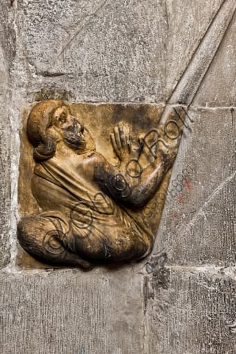 Scultura del Telamone reggivolta, Duomo di San Lorenzo, Genova, opera romanica del 1225