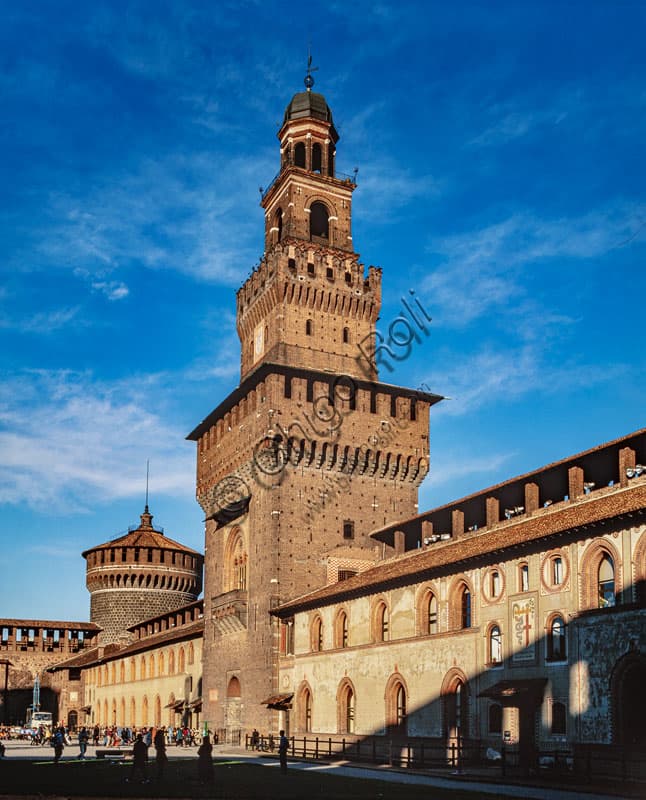 Veduta architettonica della Torre di Filarete nel cortile del Castello Sforzesco a Milano, progettata da Antonio Averulino