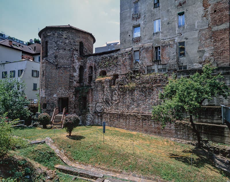 Torre poligonale e resti delle mura romane di Massimiano nel cortile del Museo Archeologico Civico di Milano
