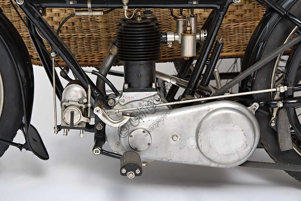 Fotografia della motocicletta d'epoca Triumph H Side del 1918, in condizioni restaurate, con motocarrozzetta.