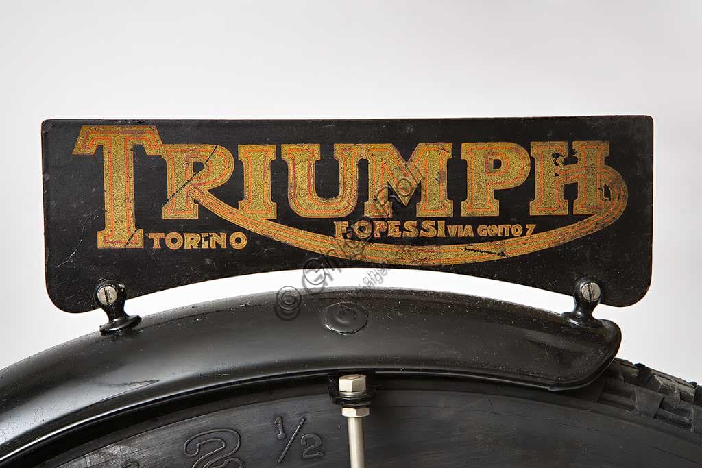Triumph H Side 1918 moto d'epoca restaurata con motocarrozzetta, vista laterale