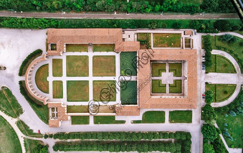 Veduta aerea di Palazzo Te a Mantova, residenza estiva dei Gonzaga con giardini e architettura rinascimentale
