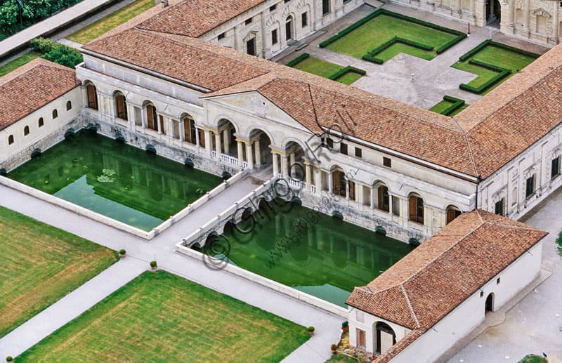 Veduta aerea delle peschiere e dei giardini di Palazzo Te a Mantova, residenza estiva dei Gonzaga