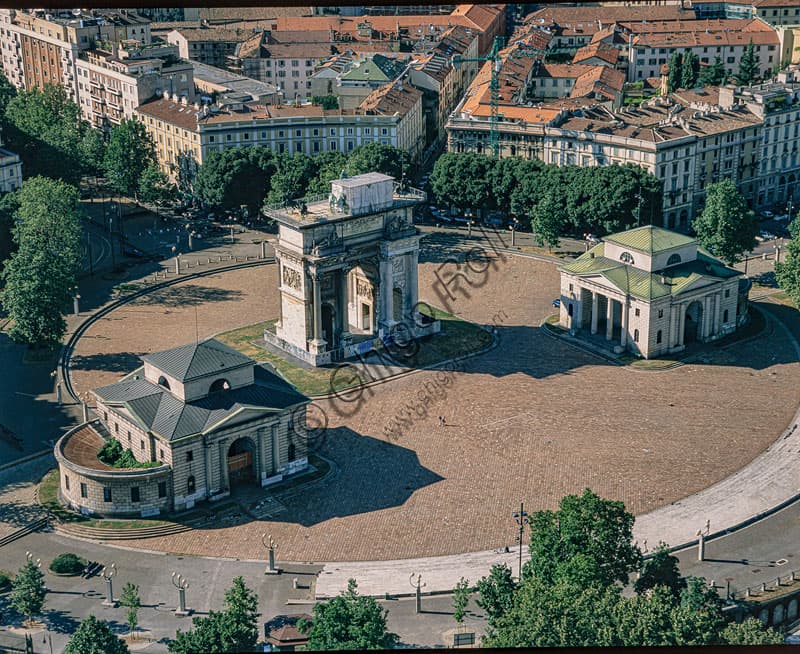 Veduta aerea dell'Arco della Pace a Milano fotografata dalla cima della Torre Branca, con il Parco Sempione e lo skyline cittadino sullo sfondo.