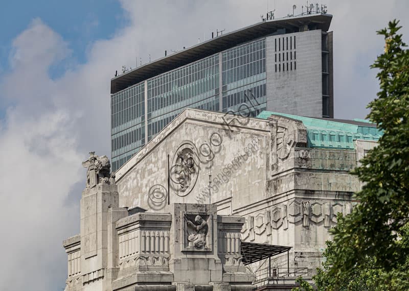 Veduta del lato est della Stazione Centrale di Milano con il grattacielo Pirellone sullo sfondo