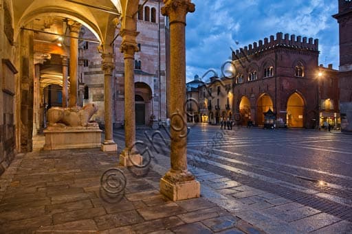 Night view of Piazza del Comune in Cremona with the Militi Loggia, taken from the Bertazzola Porch