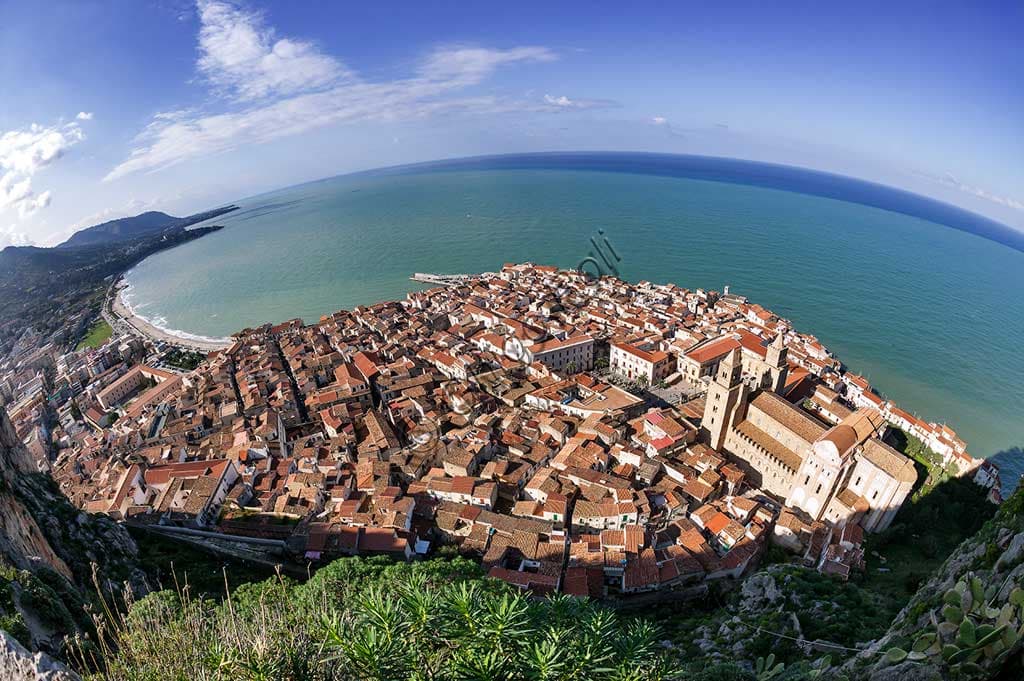 Veduta panoramica della città di Cefalù, Sicilia, scattata dalla sommità della Rocca (Castieddu)