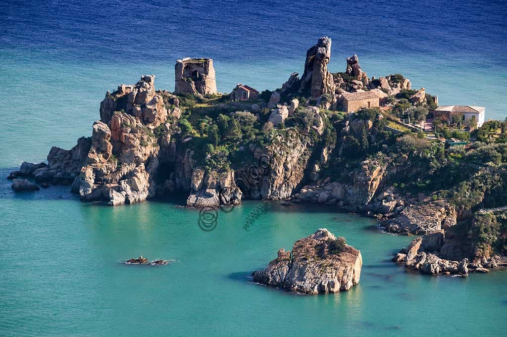 Veduta panoramica di Cefalù con in primo piano la punta del promontorio di Torre Caldura, fotografata dalla Rocca (Castieddu)