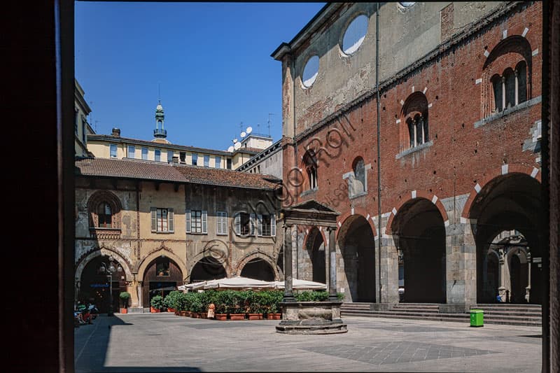 Veduta panoramica di Piazza dei Mercanti a Milano, architettura medievale e rinascimentale