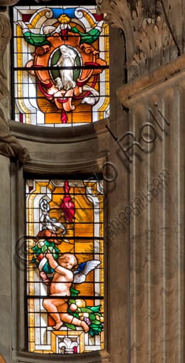 Dettaglio della vetrata con putto nella Cappella Senarega del Duomo di San Lorenzo a Genova