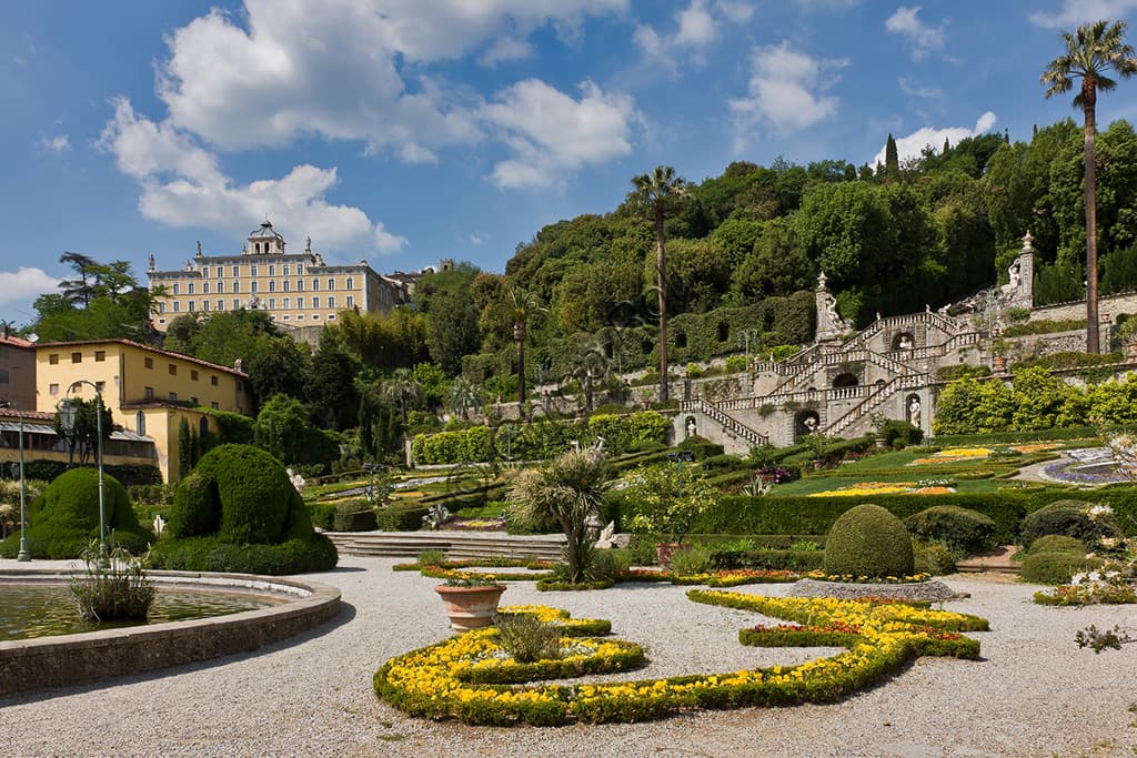 Veduta della facciata di Villa Garzoni a Collodi e del suo giardino storico con scalinate, statue e fiori