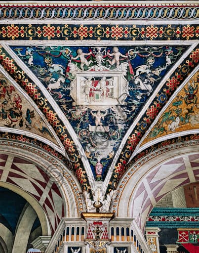 Dettaglio affresco volta Libreria Piccolomini, Duomo di Siena: grottesche all'antica e scena di sacrificio in grisaille