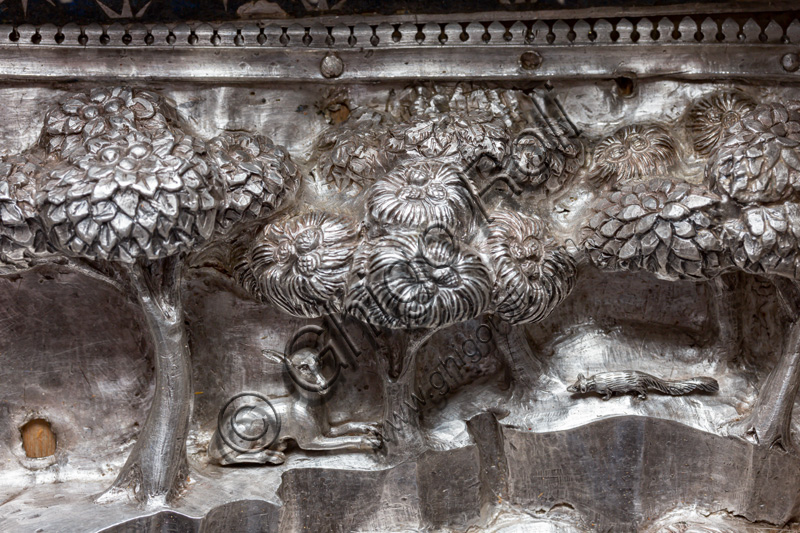 “St. John baptizes the crowds”, by fourteenth-century Florentine goldsmiths.Tile of “The Silver Altar of St. John's Treasure” (1367 - 1483), Museum of the Opera del Duomo (Museum of Florence Cathedral of Santa Maria del Fiore), Florence.Detail with animals and trees.