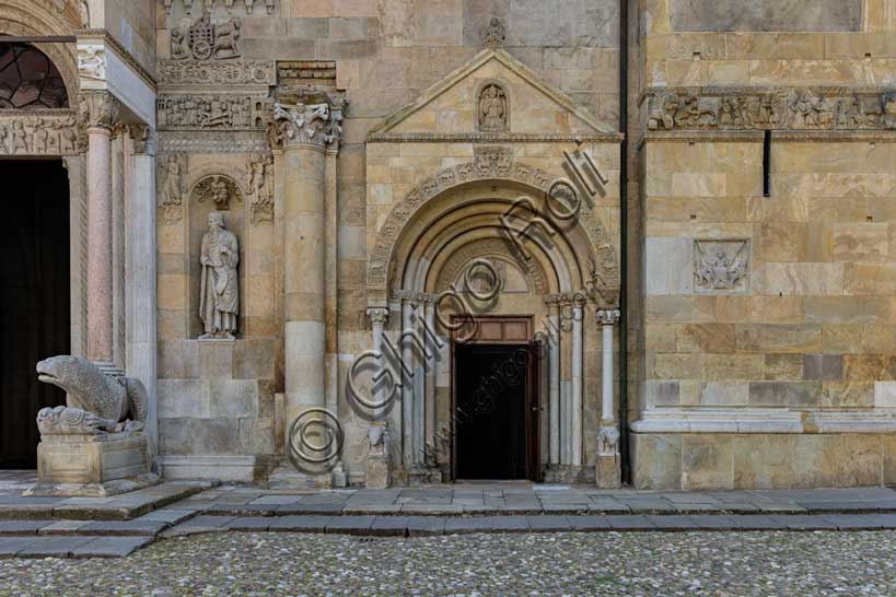 Fidenza, Duomo (Cattedrale di San Donnino), facciata: particolare del portale destro.