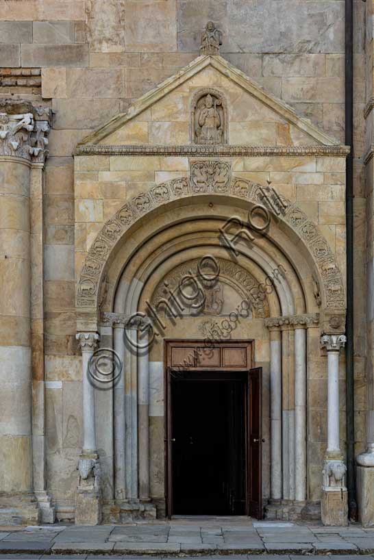 Fidenza, Duomo (Cattedrale di San Donnino), facciata: particolare del portale destro.