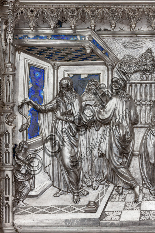 “Annuncio a Zaccaria e Visitazione”, di Bernardo Cennini.Formella  “Altare d'argento del Tesoro di San Giovanni (1367 - 1483)”,  Museo dell'Opera del Duomo (Santa Maria del Fiore), Firenze.Particolare dell’annuncio a Zaccaria.